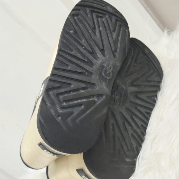 UGG Classic Mini Boots — Light Beige Women’s Size 37 Or US 6 🌴✌️ - Picture 9 of 9